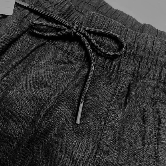 Athleta linen shorts size extra small. Black linen with two pockets drawstring. - Picture 3 of 4
